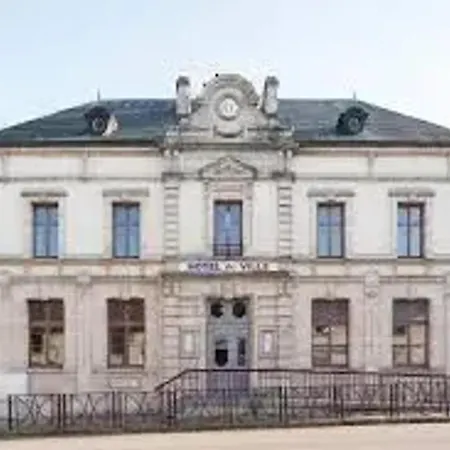 Prázdninový dům Maison Cosy Avec Piscine A Liffol-le-grand, 42 M² *