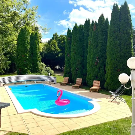 Prázdninový dům Maison Cosy Avec Piscine A Liffol-le-grand, 42 M² *
